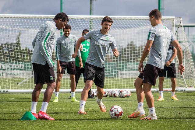 库里16分布朗尼5中1 勇士大胜湖人季前赛5连胜